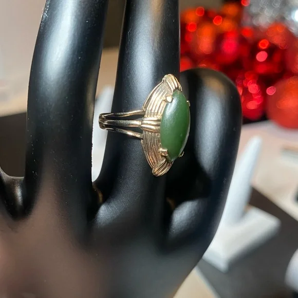 Vintage gorgeous natural Organic jade set in 10k gold.
Size 7 - Picture 7 of 8